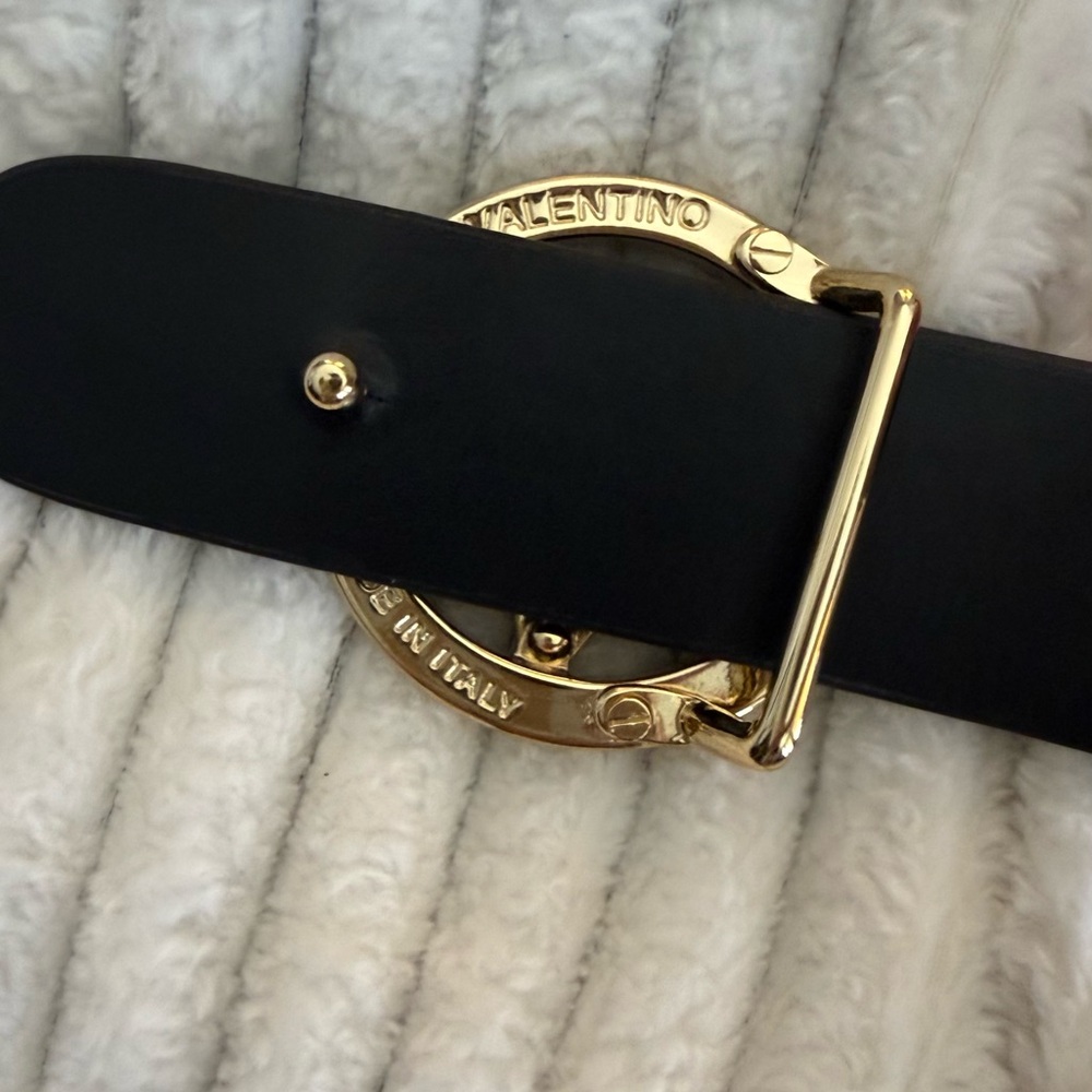 Valentino Garavani Black Leather Belt with Gold Circular V Buckle - Picture 5 of 8
